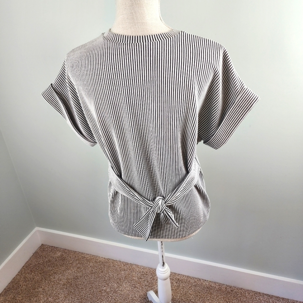 EXPRESS WOMEN'S BLACK AND WHITE STRIPPED SHIRT WITH BACK TIE SIZE XS - Picture 4 of 6